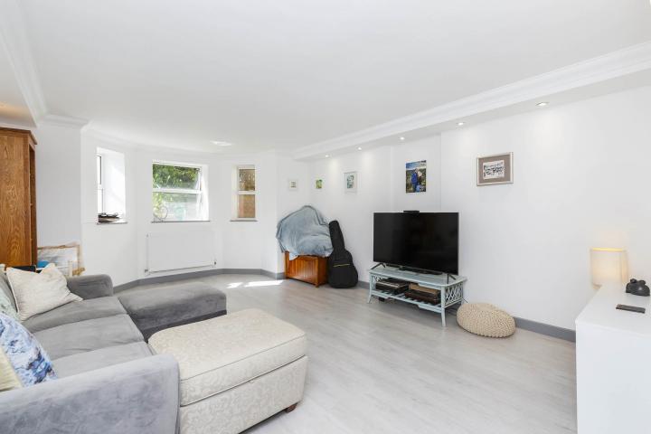 Modern and Central Apartment Fairhazel Gardens, South Hampstead